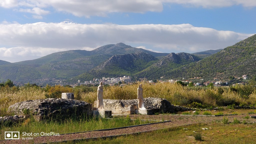 Egyiptomi istenek, háttérben a Penteli hegy